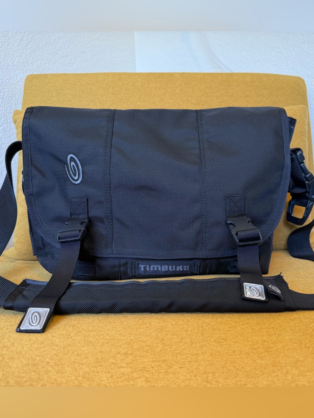 Timbuk2 Small Classic Messenger Bag Black Nylon Laptop Crossbody Commuter